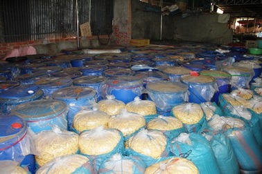 Phát hiện gần 100 tấn măng chua chứa axit độc