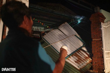 Nhiều nhà dân bị sập khi bão Kalmaegi đổ bộ đất liền