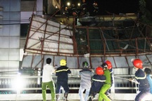 Lính cứu hộ “hạ gục” biển quảng cáo treo lơ lửng trên đầu dân