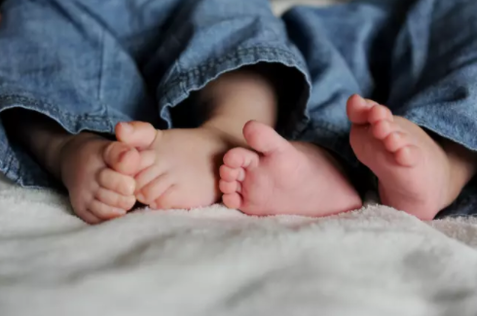 Xăm hình để phân biệt con song sinh, bà mẹ gây tranh cãi - 1 Xăm hình để phân biệt con song sinh, bà mẹ gây tranh cãi - 1