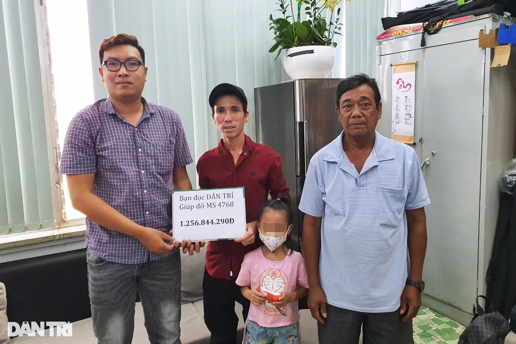 Người cha nghèo đưa con đi cấp cứu ngày 30 Tết nhận hơn 1,3 tỷ đồng giúp đỡ - 2 Người cha nghèo đưa con đi cấp cứu ngày 30 Tết nhận hơn 1,3 tỷ đồng giúp đỡ - 2