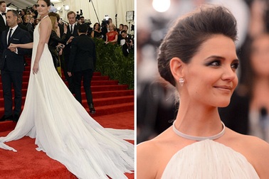 Katie Holmes khoe da thịt với váy hở lưng