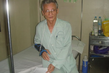 Khởi tố 2 đối tượng đánh ông già gần 80 tuổi  