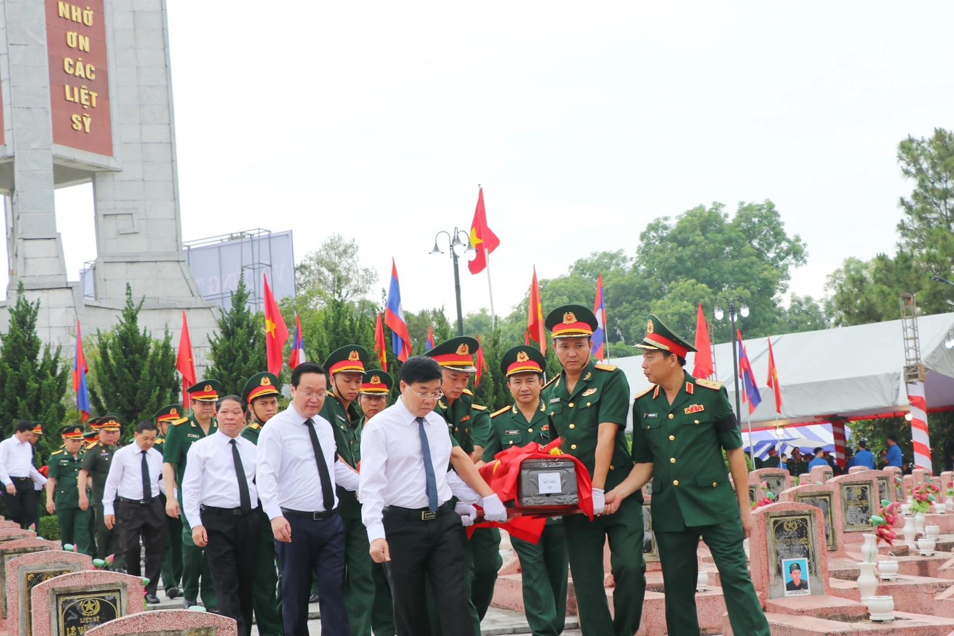 Niềm mong mỏi của gia đình liệt sỹ ngày an táng hài cốt quân tình nguyện - 6 Niềm mong mỏi của gia đình liệt sỹ ngày an táng hài cốt quân tình nguyện - 6