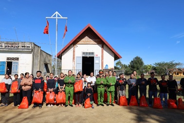 Trung đoàn Cảnh sát cơ động Tây Nguyên tặng quà đồng bào dân tộc