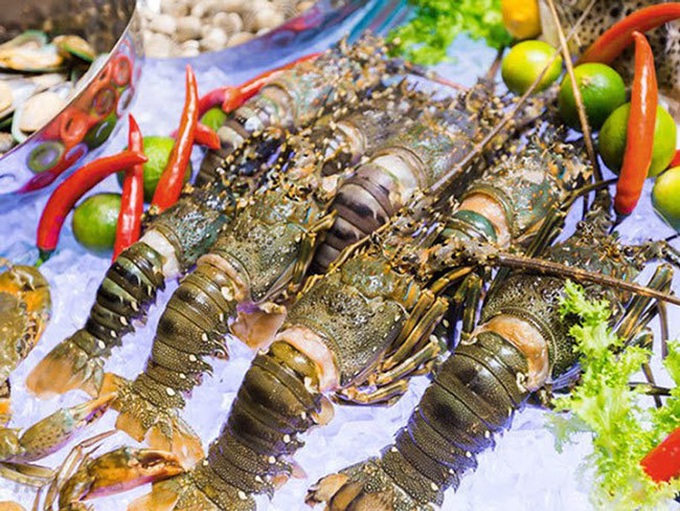Hải sản giảm giá mạnh, có loại chỉ xuất hiện ở nhà hàng giờ bán đầy chợ - Ảnh 1. Hải sản giảm giá mạnh, có loại chỉ xuất hiện ở nhà hàng giờ bán đầy chợ - Ảnh 1.