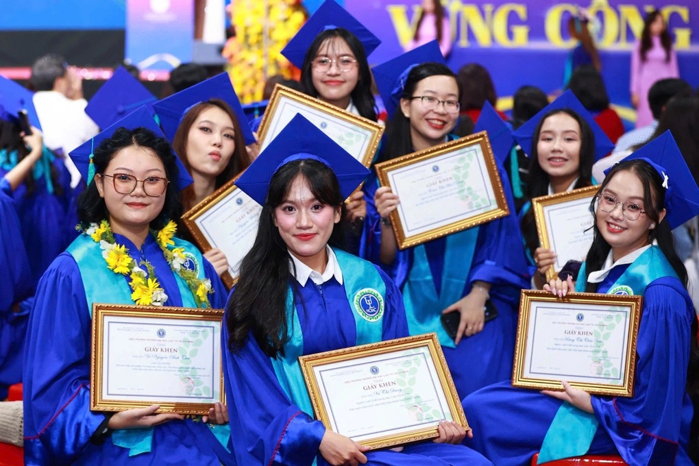 Áp lực SV năm cuối (kỳ 3): Cày bằng giỏi hay luyện kỹ năng mềm? - 2 Áp lực SV năm cuối (kỳ 3): Cày bằng giỏi hay luyện kỹ năng mềm? - 2