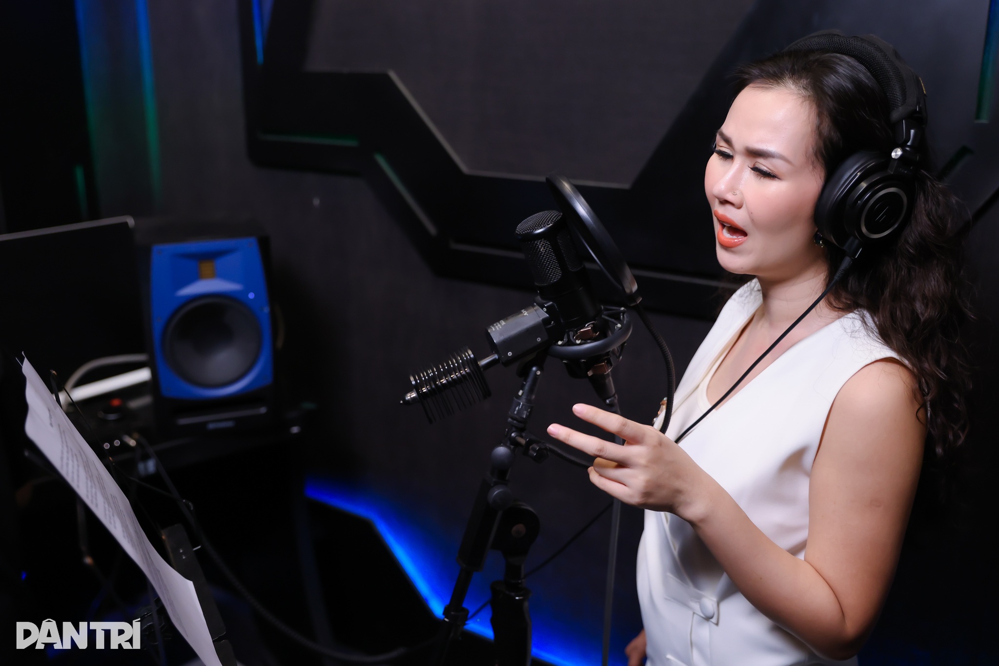 Võ Hạ Trâm hát Rực rỡ ngày mới, sự nghiệp thăng hoa sau bản hit tỷ view - 1