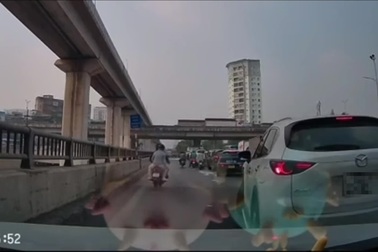 Người đi xe máy đập gương ô tô chặn làn đường dành cho xe quay đầu