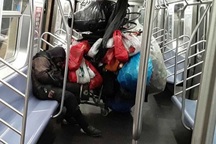 Thống đốc New York "sốc" khi người vô gia cư tá túc trên tàu điện ngầm
