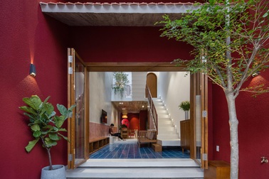 Cô gái xây tặng mẹ căn nhà "ngoài đóng, trong mở" độc, lạ ở Sài Gòn