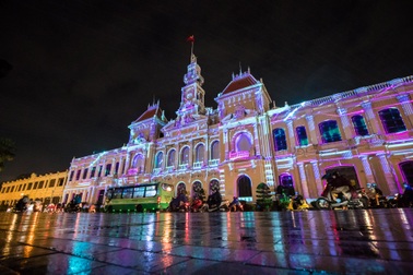 Tòa nhà UBND TPHCM lung linh dưới công nghệ trình chiếu 3D mapping
