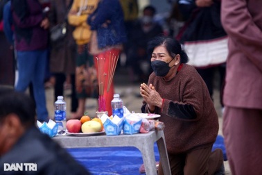 Nỗi đau xé lòng của người nhà nạn nhân bên bàn thờ tạm ở biển Cửa Đại