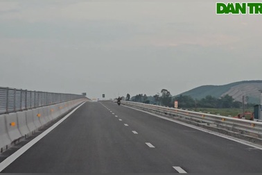 Hàng trăm con vịt bất ngờ tràn lên cao tốc Bắc - Nam