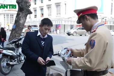 Vui đi chơi Tết, quên luật giao thông