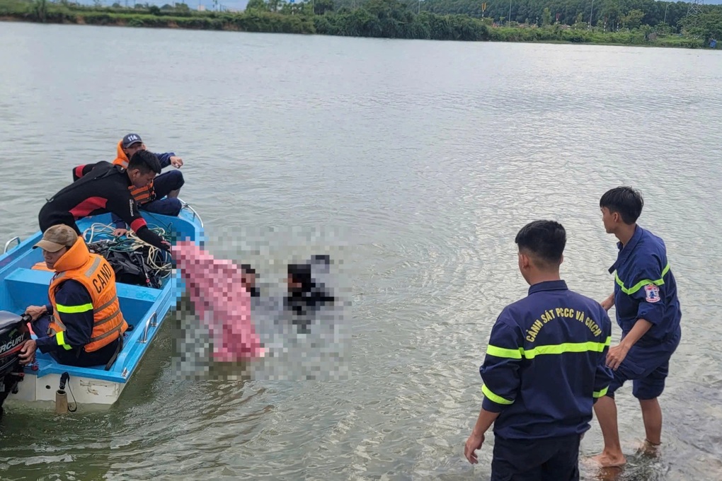 Phát hiện đôi dép và điện thoại trên cầu Bạch Đằng, người dân báo cảnh sát - 1 Phát hiện đôi dép và điện thoại trên cầu Bạch Đằng, người dân báo cảnh sát - 1