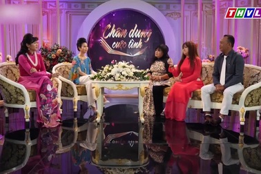 Nhạc sĩ Bắc Sơn dù bận vẫn dành thời gian ăn cơm cùng vợ.