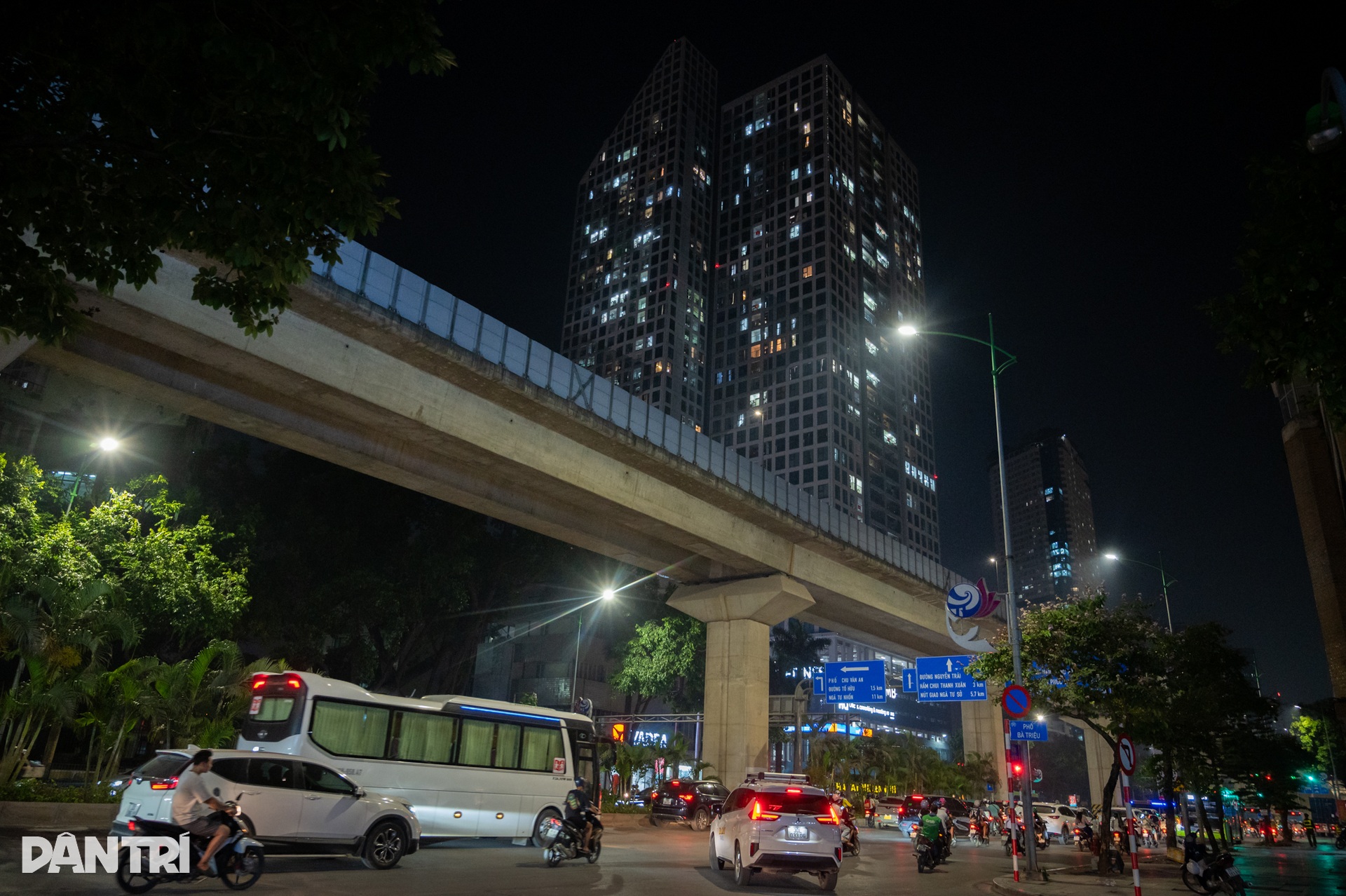 Dưới nắng như thiêu, thợ điện Hà Nội xuyên trưa xử lý các nguy cơ gây sự cố - 14