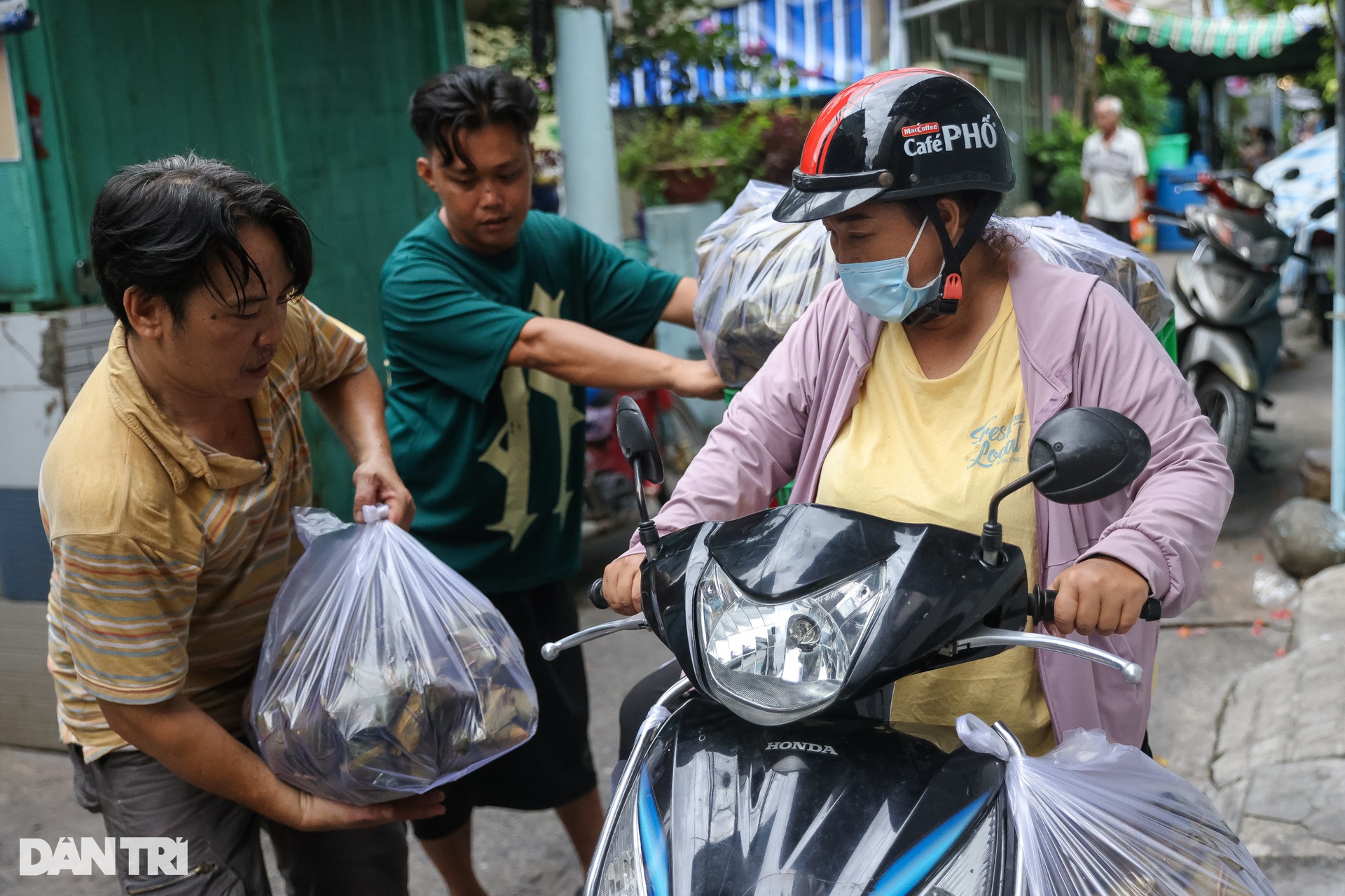 Hơn nửa thế kỷ giữ lửa nồi bánh ú lá tre dịp Tết Đoan Ngọ - 11