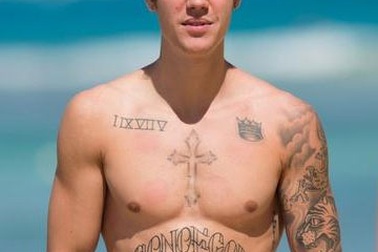 Justin Bieber khoe cơ bụng sáu múi trên biển