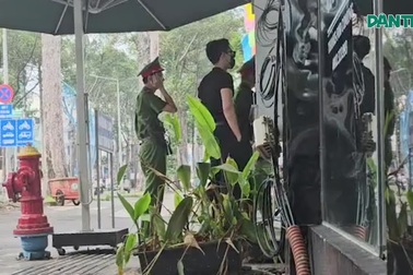 Ca sĩ Ưng Hoàng Phúc có mặt tại trụ sở Công an TPHCM