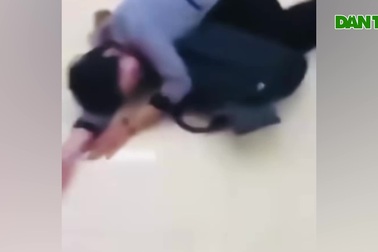 Cảnh cô giáo ở Tuyên Quang bị học trò ném dép, lăng mạ