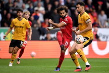 Salah tỏa sáng, Liverpool ngược dòng hạ Wolves