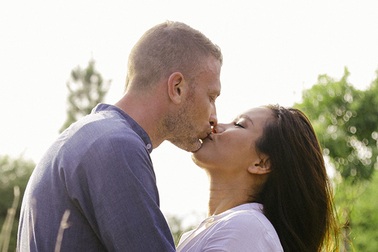 Phương Vy khoe hạnh phúc nồng nàn cùng chồng Tây