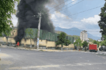 Cháy bãi tạm giữ xe vi phạm tại trụ sở công an huyện