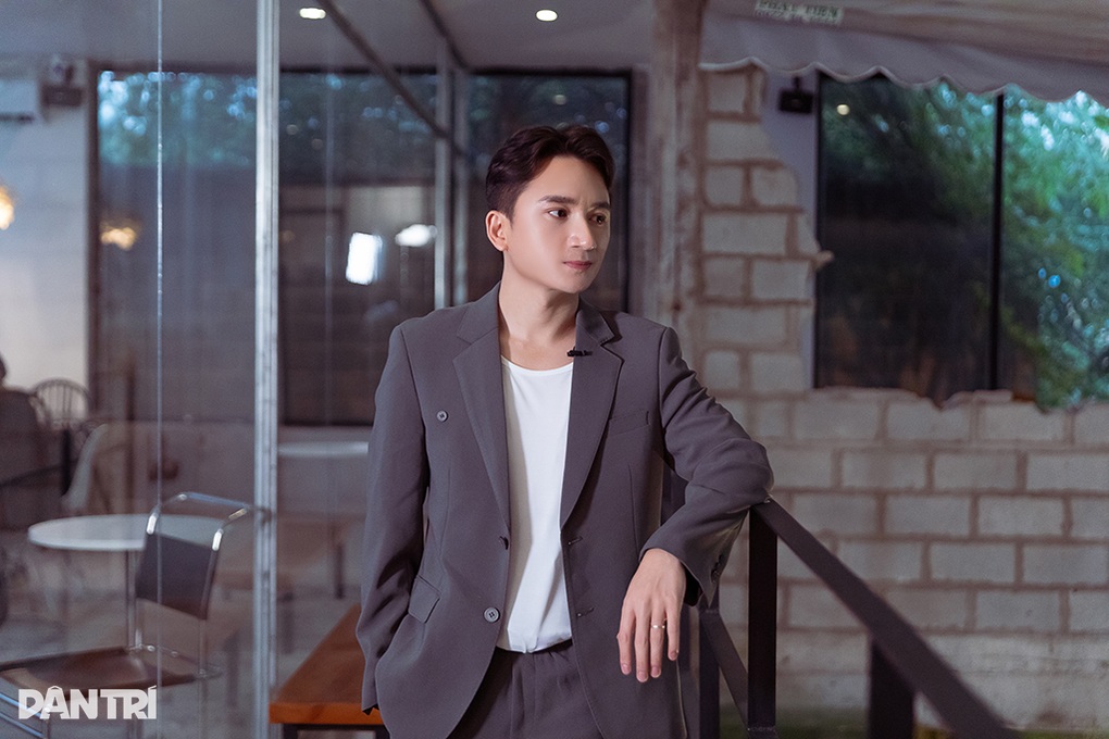 Showbiz 8: Phan Mạnh Quỳnh hé lộ hôn nhân, bao nhiêu tiền đưa vợ hot girl - 1 Showbiz 8: Phan Mạnh Quỳnh hé lộ hôn nhân, bao nhiêu tiền đưa vợ hot girl - 1