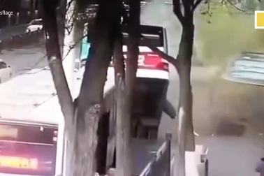 Xe bus rơi xuống hố tử thần ở Trung Quốc