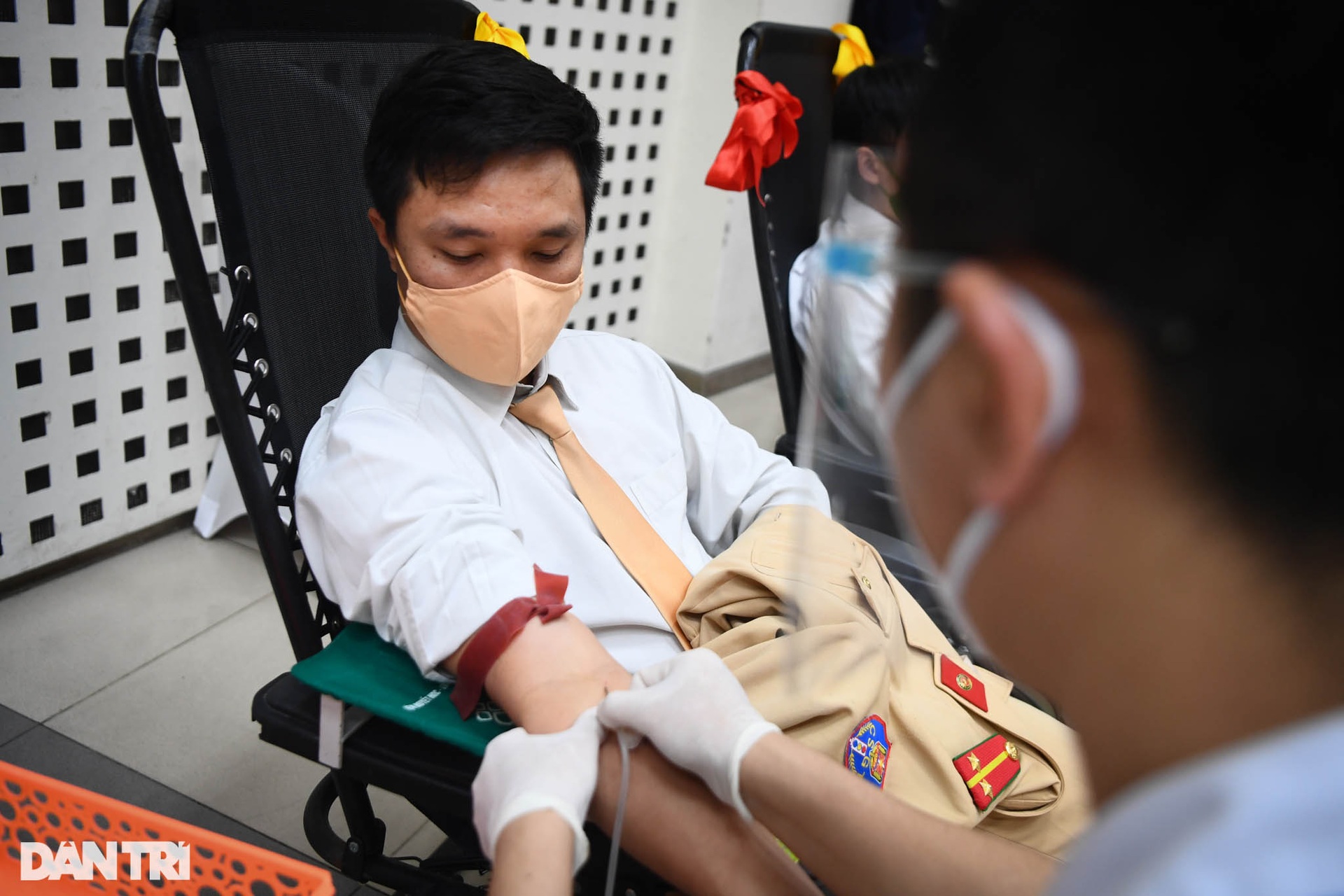 Hàng trăm chiến sĩ trẻ Công an Hà Nội tham gia hiến máu cứu người - 4 Hàng trăm chiến sĩ trẻ Công an Hà Nội tham gia hiến máu cứu người - 4
