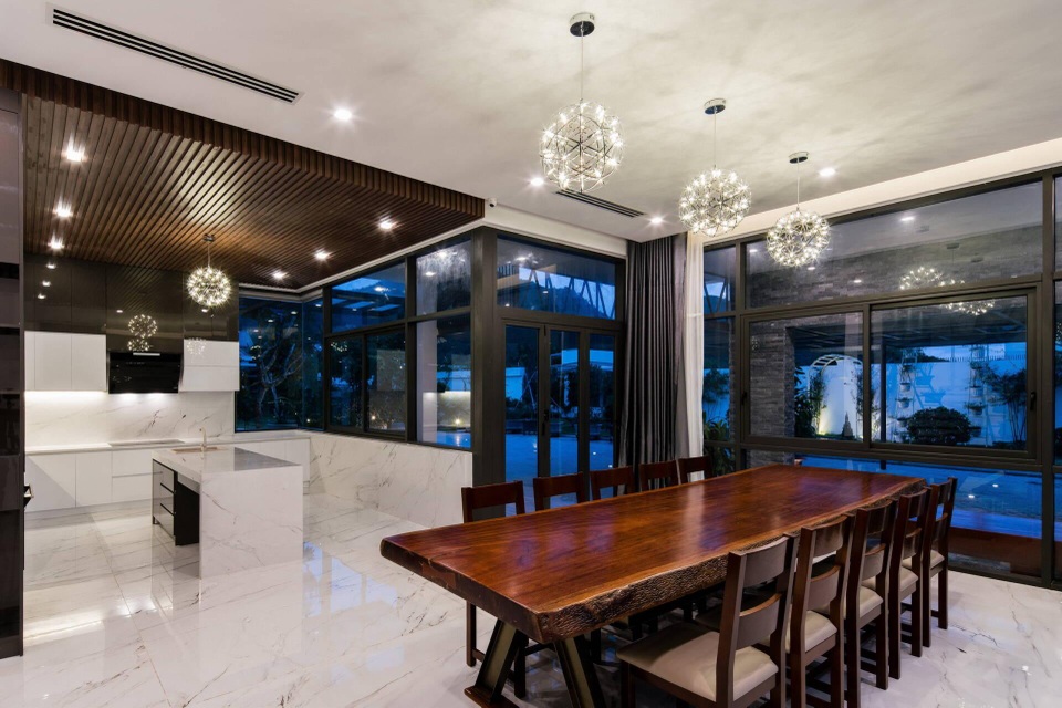 Biệt phủ rộng 3.600 m2, có cả tầng hầm nhìn “xuyên thấu” hồ cá Koi - 13