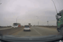 CSGT tìm tài xế ô tô con bị xe tải liên tục tạt đầu trên đường ở Hà Nội