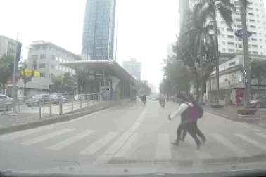 Xe máy vượt đèn đỏ, đi vào làn BRT đâm ngã học sinh sang đường