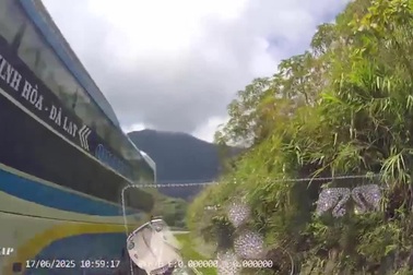 Xe khách vượt ẩu trên đèo Khánh Lê suýt gây tai nạn