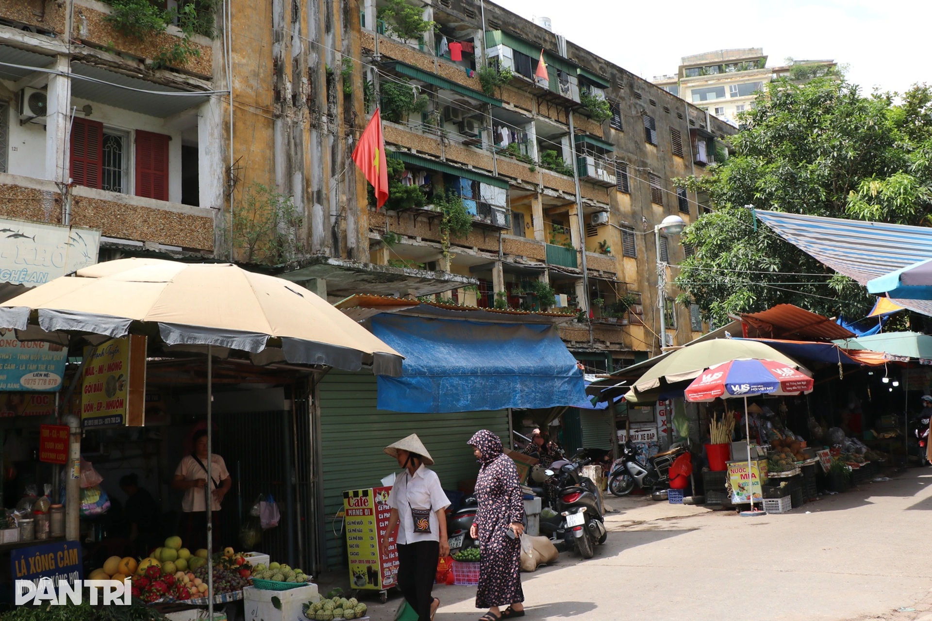 Người dân sống nơm nớp trong chung cư tuổi đời nửa thế kỷ, trần rơi lả tả - 1 Người dân sống nơm nớp trong chung cư tuổi đời nửa thế kỷ, trần rơi lả tả - 1