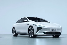 Xe chạy điện Trung Quốc Zhiji L7 gây sửng sốt với tính năng sạc không dây