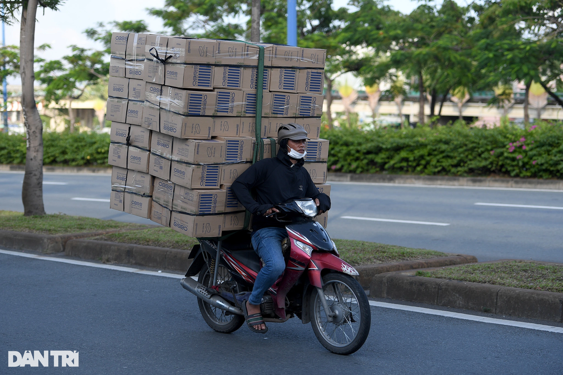 Muôn kiểu vi phạm giao thông tiềm ẩn tai nạn trên đường phố TPHCM - 9 Muôn kiểu vi phạm giao thông tiềm ẩn tai nạn trên đường phố TPHCM - 9