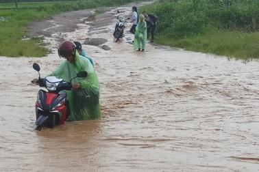 Thầy cô ở M’Đrắk không sợ khổ, chỉ sợ học sinh không đến lớp, không áo mặc
