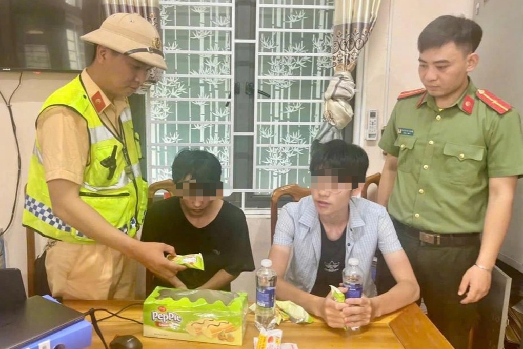 Hai người Trung Quốc mệt lả trên quốc lộ, khai bị lừa để sang nước thứ 3 - 2 Hai người Trung Quốc mệt lả trên quốc lộ, khai bị lừa để sang nước thứ 3 - 2