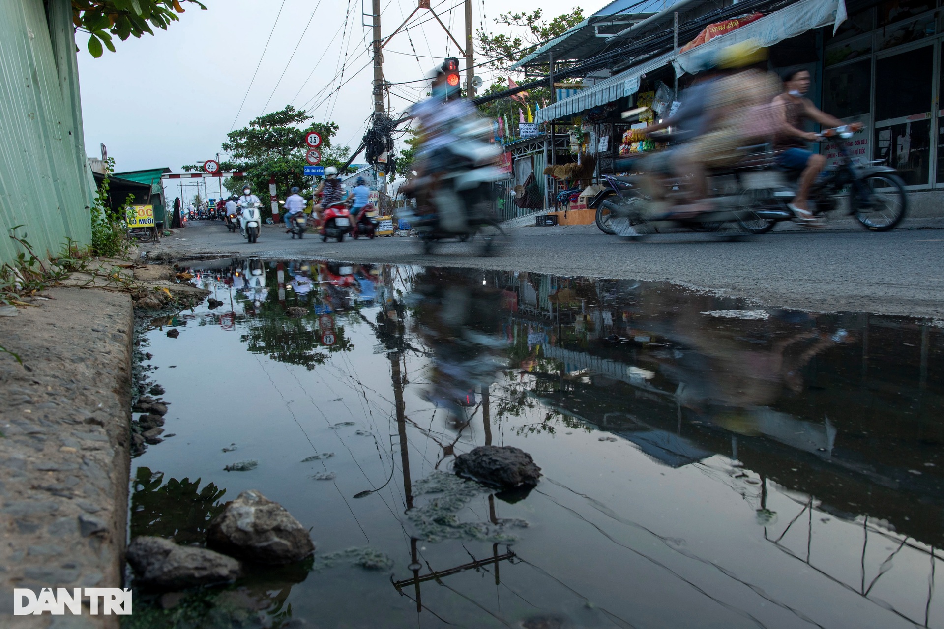 Cầu mới treo hơn 20 năm chưa xong, người dân TPHCM thấp thỏm qua cầu cũ - 9 Cầu mới treo hơn 20 năm chưa xong, người dân TPHCM thấp thỏm qua cầu cũ - 9