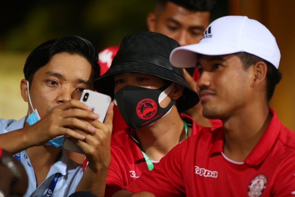 CLB Hà Nội 5-1 CLB TP.HCM: Văn Quyết, Quang Hải tỏa sáng rực rỡ - 18 CLB Hà Nội 5-1 CLB TP.HCM: Văn Quyết, Quang Hải tỏa sáng rực rỡ - 18
