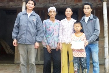 Món quà ý nghĩa đến với cậu bé nghèo ham học