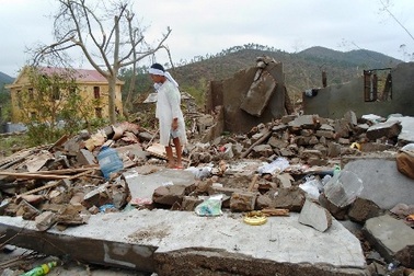 Cả vùng đất tan hoang như vừa trải qua một trận chiến