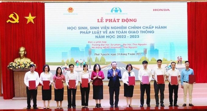 Đại diện các cơ sở giáo dục ký cam kết với Bộ Giáo dục và Đào tạo, Ủy ban ATGT Quốc gia trong việc tăng cường thực hiện công tác giáo dục ATGT trong trường học.