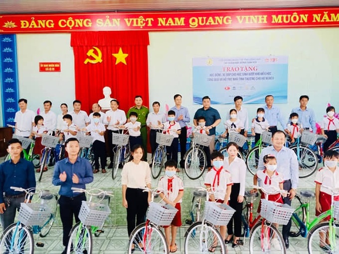 Đại diện Hội Doanh nhân trẻ Đồng Nai cùng Tập đoàn BĐS 939 trao tặng quà cho học sinh và hộ nghèo