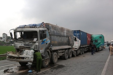 Tai nạn liên hoàn, 4 ô tô tông nhau bẹp rúm đầu