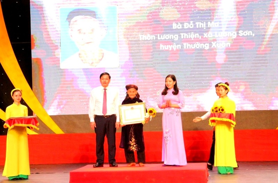 Cụ bà xin thoát nghèo được tôn vinh trong phong trào thi đua yêu nước - 1 Cụ bà xin thoát nghèo được tôn vinh trong phong trào thi đua yêu nước - 1