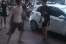 Nhóm thanh thiếu niên dùng búa tạ hỗn chiến giữa phố núi